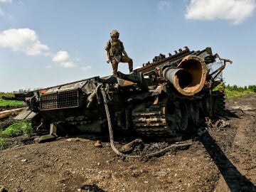 Un agente de prensa, cuyo indicativo es Damian, sobre un vehículo militar ruso destruido en la localidad de Novodarivka, en la región de Zaporizhzhia (sureste de Ucrania).