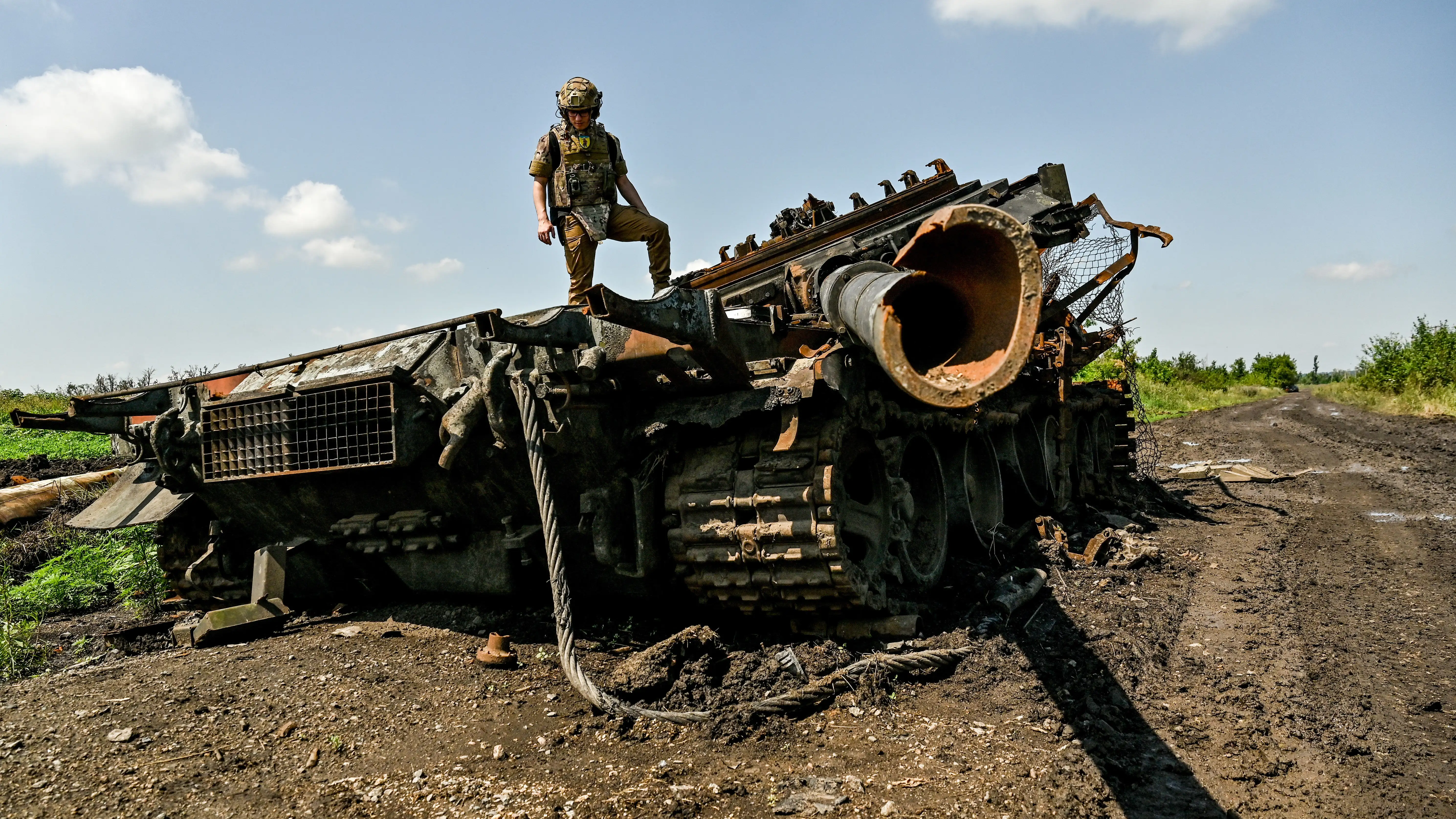 Un agente de prensa, cuyo indicativo es Damian, sobre un vehículo militar ruso destruido en la localidad de Novodarivka, en la región de Zaporizhzhia (sureste de Ucrania). Un agente de prensa, cuyo indicativo es Damian, sobre un vehículo militar ruso destruido en la localidad de Novodarivka, en la región de Zaporizhzhia (sureste de Ucrania).
