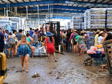 Personas se abastecen hoy de agua y productos de primera necesidad en Acapulco