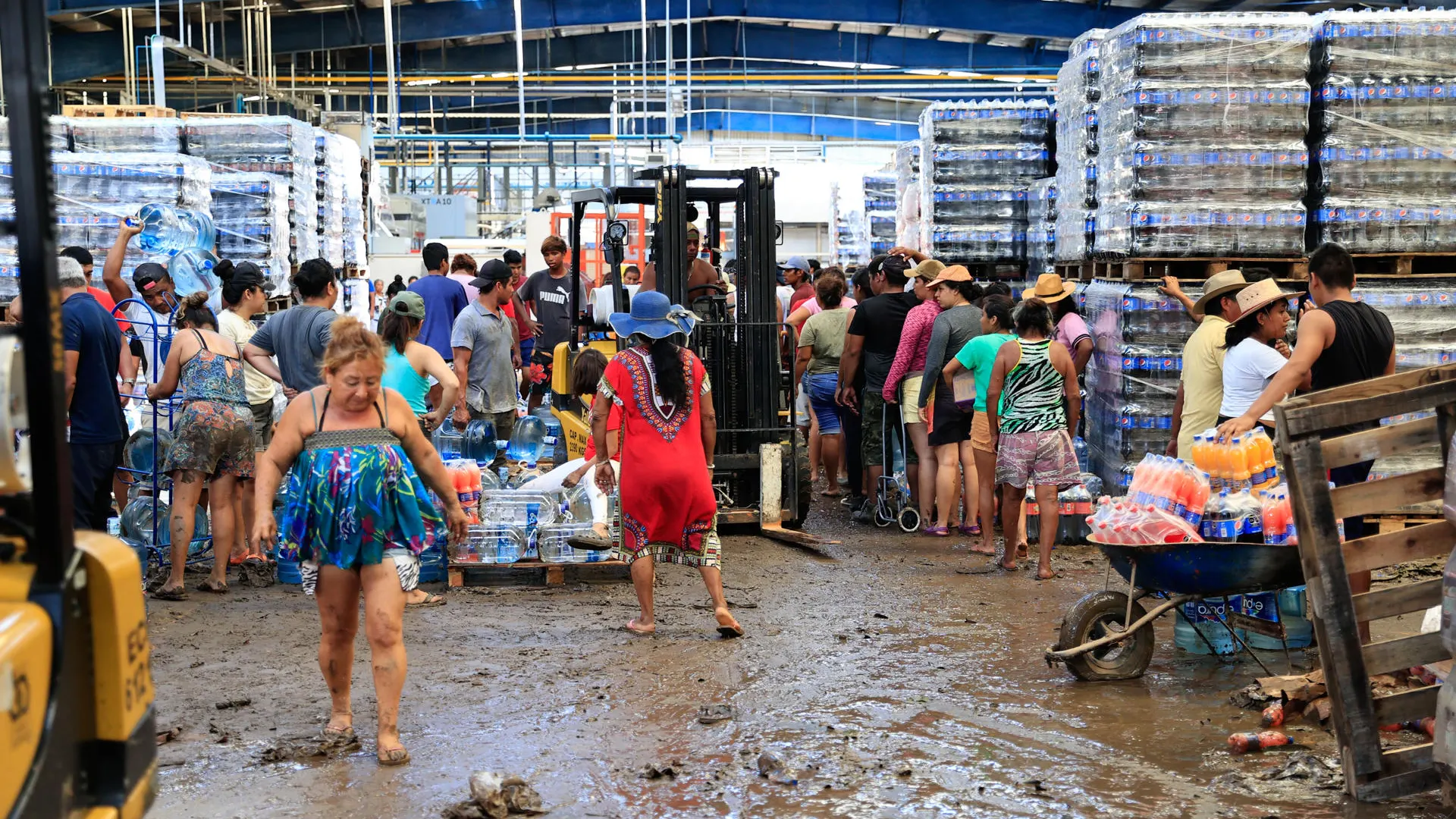 Personas se abastecen hoy de agua y productos de primera necesidad en Acapulco