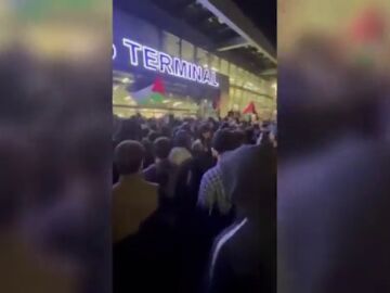 La multitud en el aeropuerto ruso