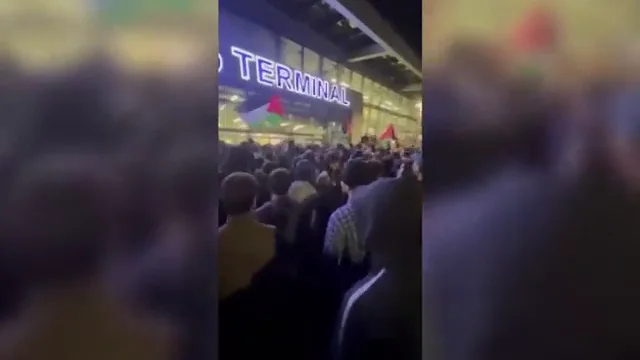 La multitud en el aeropuerto ruso
