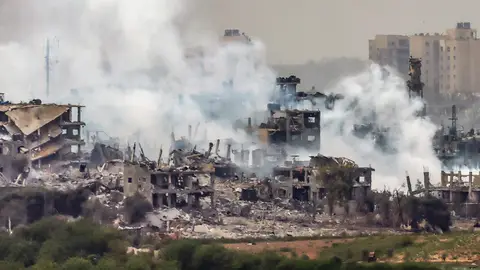 Se eleva humo desde la parte norte de la Franja de Gaza como resultado de un ataque aéreo israelí
