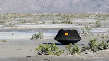 La cápsula de retorno de muestras OSIRIS-REx, carbonizada tras su viaje a través de la atmósfera terrestre, aparece aquí poco después de su aterrizaje el 24 de septiembre en el desierto del Gran Lago Salado de Utah.