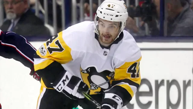 Muere Adam Johnson, jugador de hockey sobre hielo, al cortarse el cuello con un patín Muere Adam Johnson, jugador de hockey sobre hielo, al cortarse el cuello con un patín
