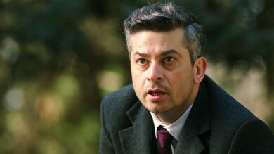 Ceylin y Osman ayudan a Özge a deshacerse del cadáver del asesino de Ridvan