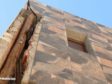 Un vecino de Lleida denuncia que un poste eléctrico invade el dormitorio principal de su casa