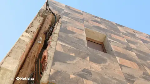 Un vecino de Lleida denuncia que un poste eléctrico invade el dormitorio principal de su casa Un vecino de Lleida denuncia que un poste eléctrico invade el dormitorio principal de su casa