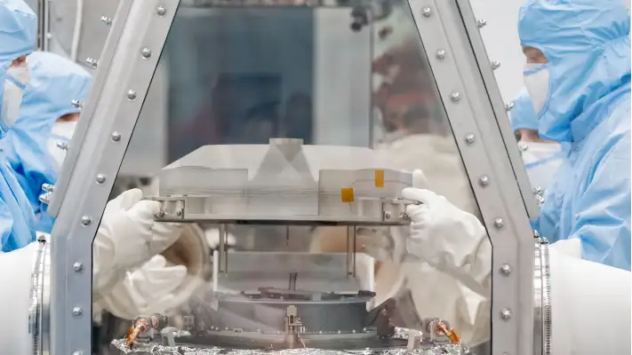 Apertura de la tapa de retorno de muestras de asteroides OSIRIS-REx en el Edificio 31 de la Instalaci&oacute;n de Conservaci&oacute;n de Astromateriales.