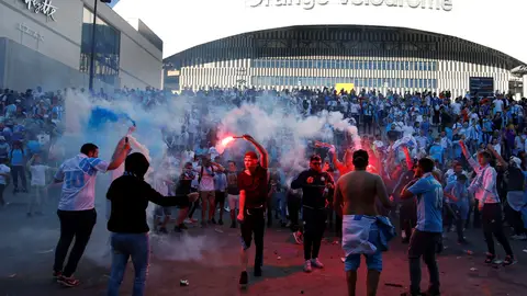Aficionados del Marsella con bengalas en las inmediaciones del estadio Velodrome