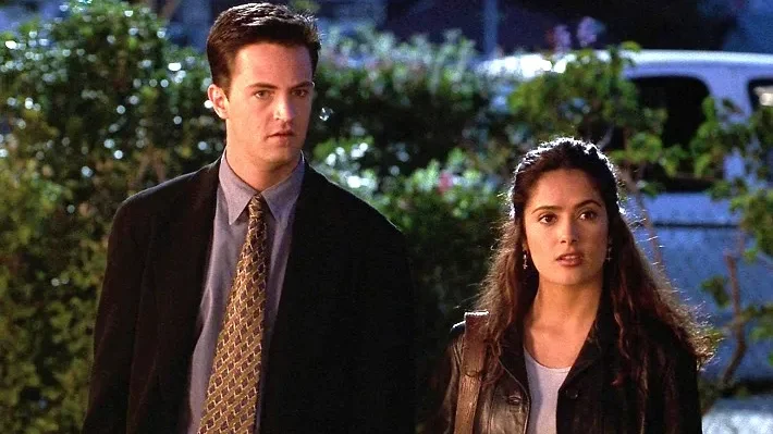 Matthew Perry y Salma Hayek en Solo los locos se enamoran