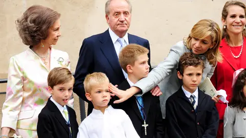 La infanta Cristina limpiándole la cara a su hijo Miguel Urdangarin La infanta Cristina limpiándole la cara a su hijo Miguel Urdangarin