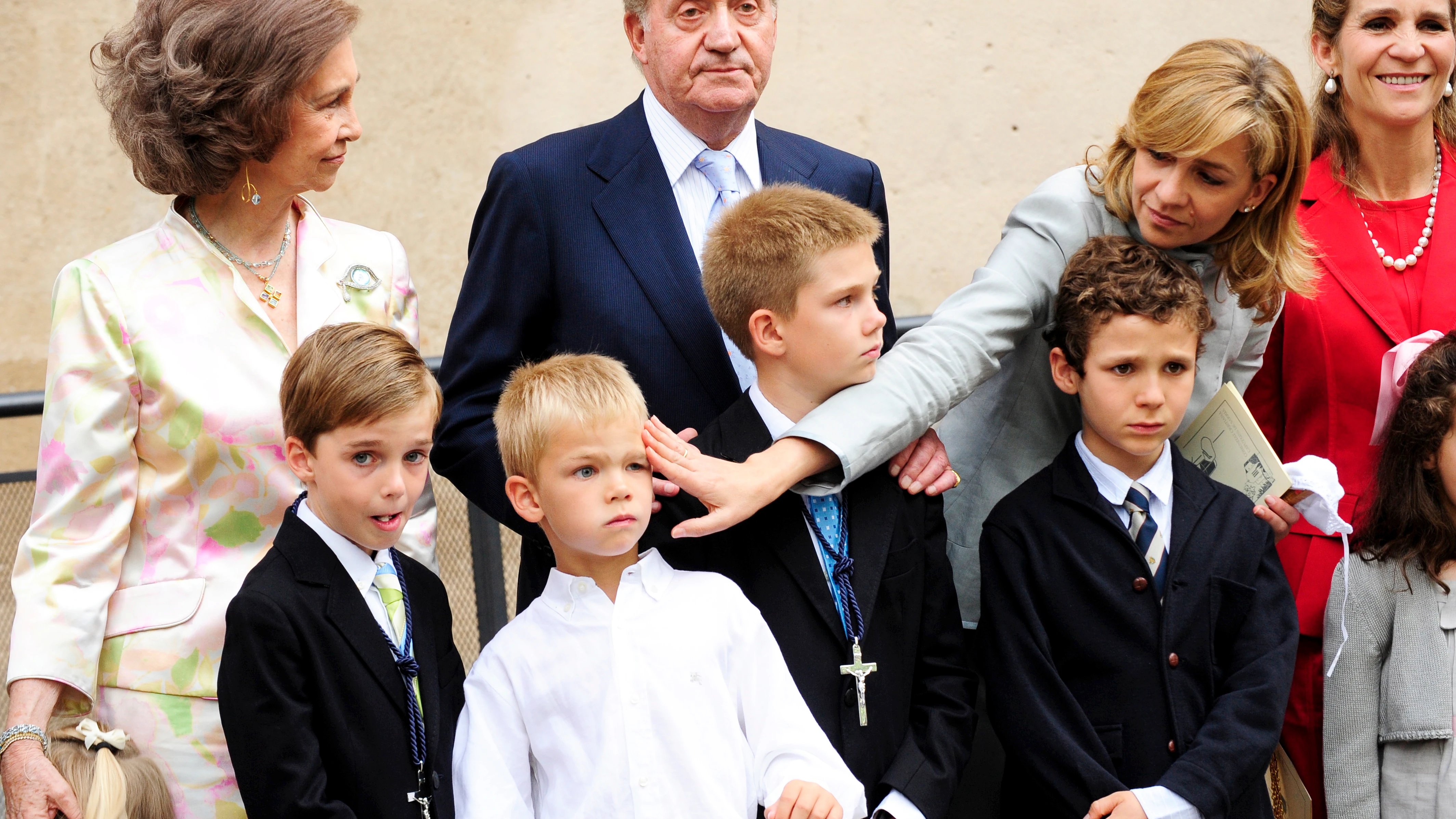 La infanta Cristina limpi&aacute;ndole la cara a su hijo Miguel Urdangarin