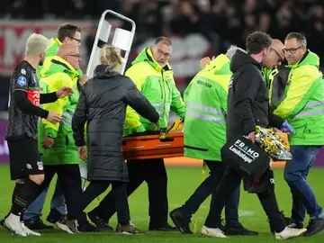 Bas Dost, en el momento de ser evacuado en camilla del césped del AFAS Stadion Bas Dost, en el momento de ser evacuado en camilla del césped del AFAS Stadion