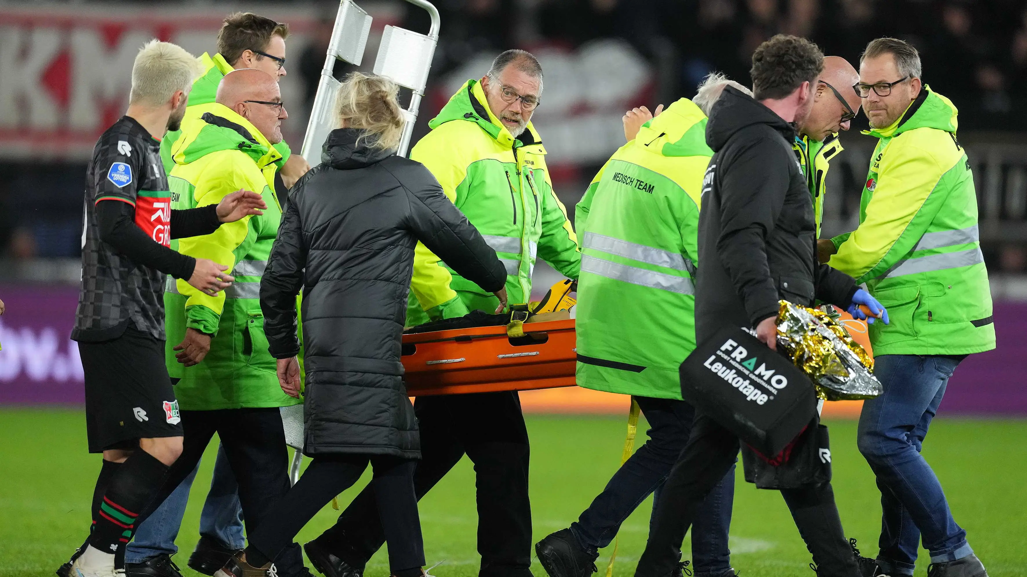 Bas Dost, en el momento de ser evacuado en camilla del césped del AFAS Stadion Bas Dost, en el momento de ser evacuado en camilla del césped del AFAS Stadion