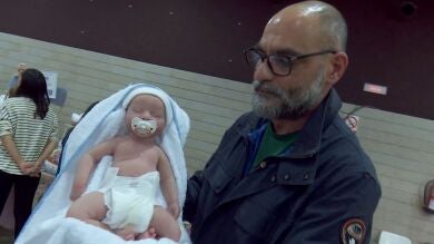 Alumbrando un bebé de silicona: la moda de los muñecos hiperrealistas