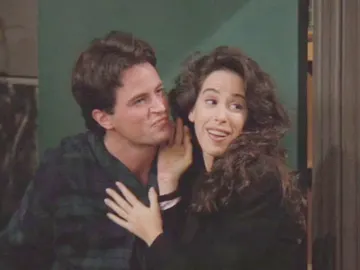 Matthew Perry y Maggie Wheeler como Chandler y Janice en Friends Matthew Perry y Maggie Wheeler como Chandler y Janice en Friends