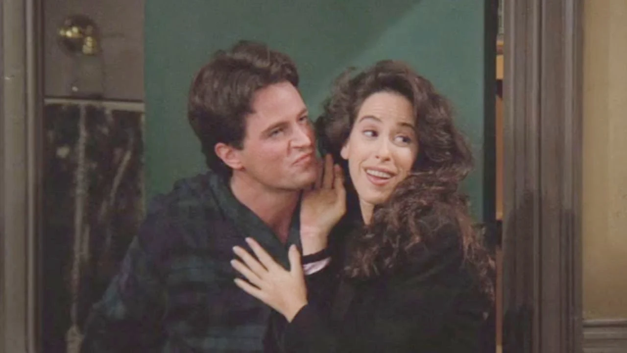 Matthew Perry y Maggie Wheeler como Chandler y Janice en Friends Matthew Perry y Maggie Wheeler como Chandler y Janice en Friends