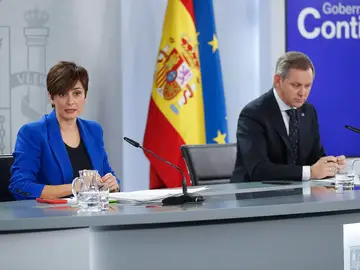 La portavoz del Gobierno y ministra de Política Territorial, Isabel Rodríguez, y el Ministro de Sanidad, José Manuel Miñones La portavoz del Gobierno y ministra de Política Territorial, Isabel Rodríguez, y el Ministro de Sanidad, José Manuel Miñones
