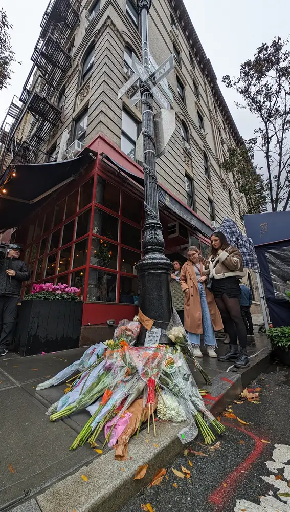 Fans de Friends llevan flores y cartas en honor a Matthew Perry en el edificio donde vivían los protagonistas en Nueva York