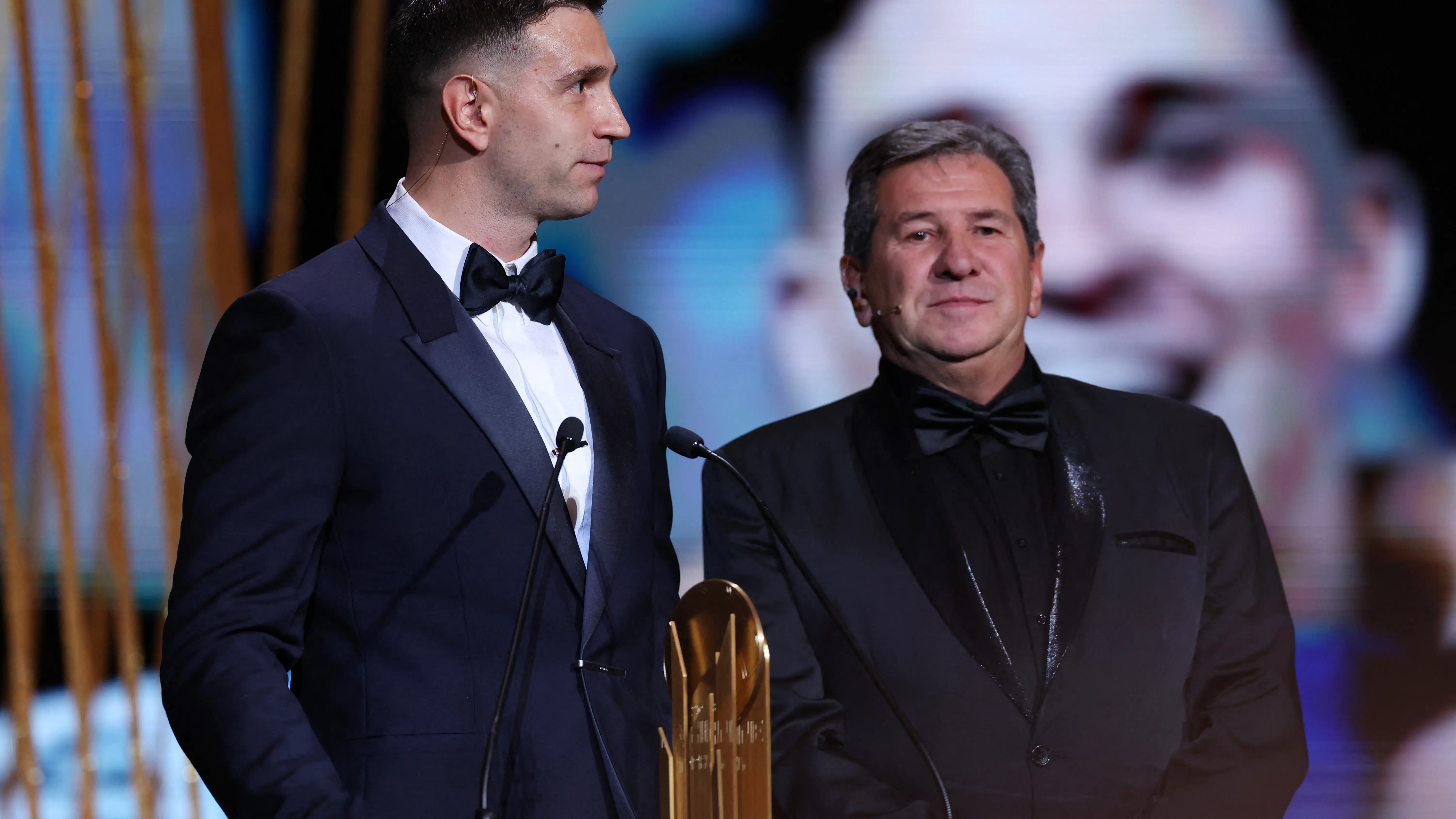 'Dibu' Martínez recibe el premio Yashin en París 'Dibu' Martínez recibe el premio Yashin en París