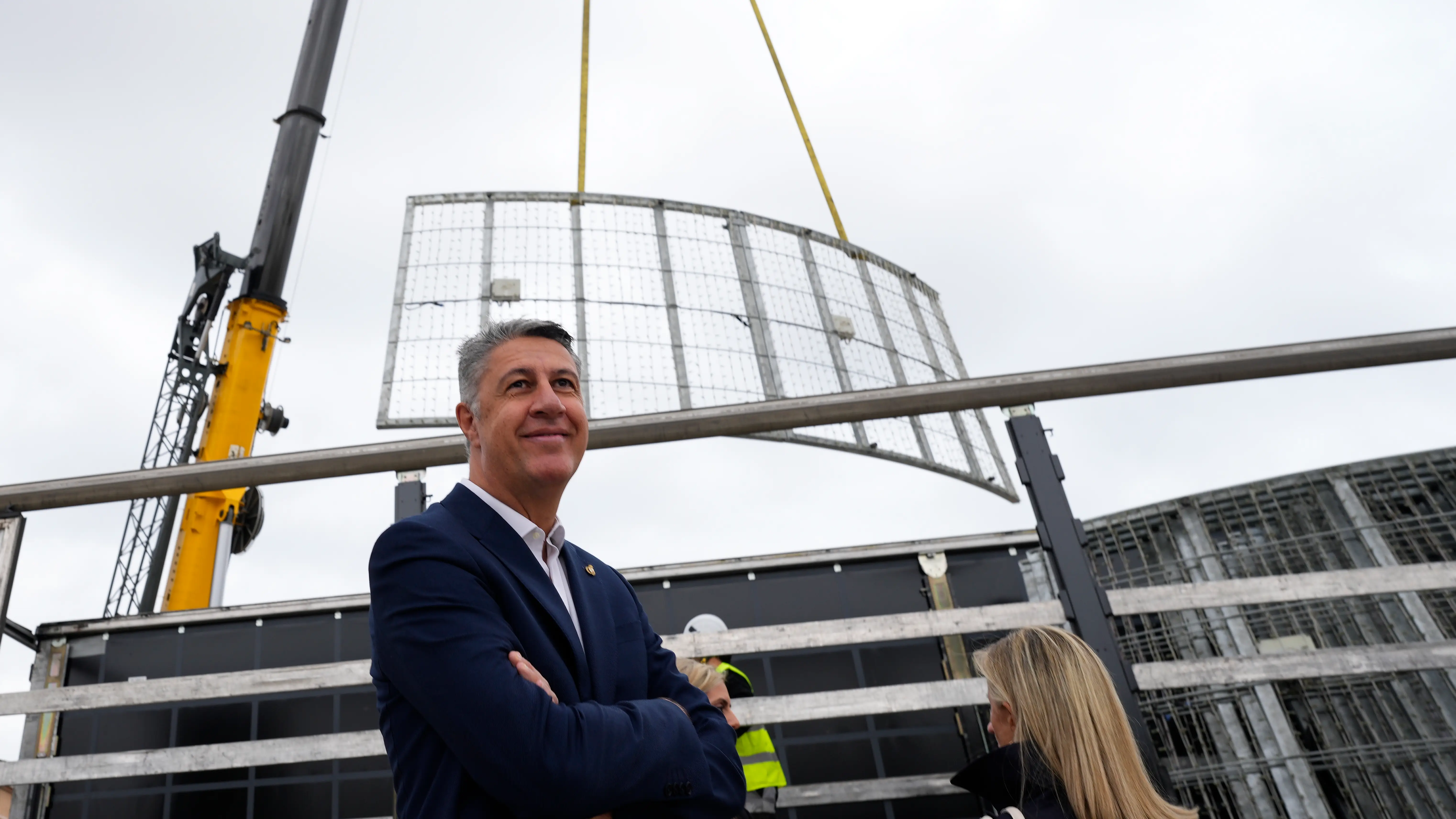 El alcalde de Badalona, Xavier Garcia Albiol, al inicio de la instalaci&oacute;n del &aacute;rbol de Navidad