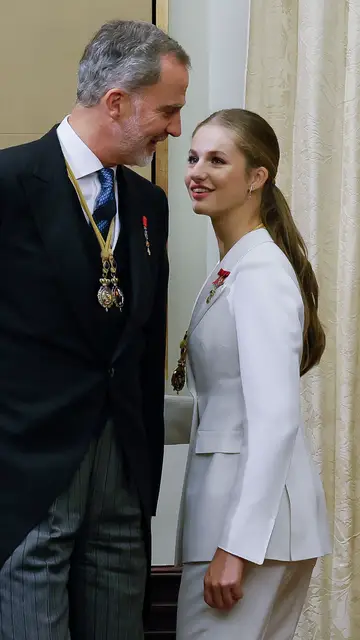 Miradas de complicidad entre Felipe VI y la princesa Leonor Miradas de complicidad entre Felipe VI y la princesa Leonor