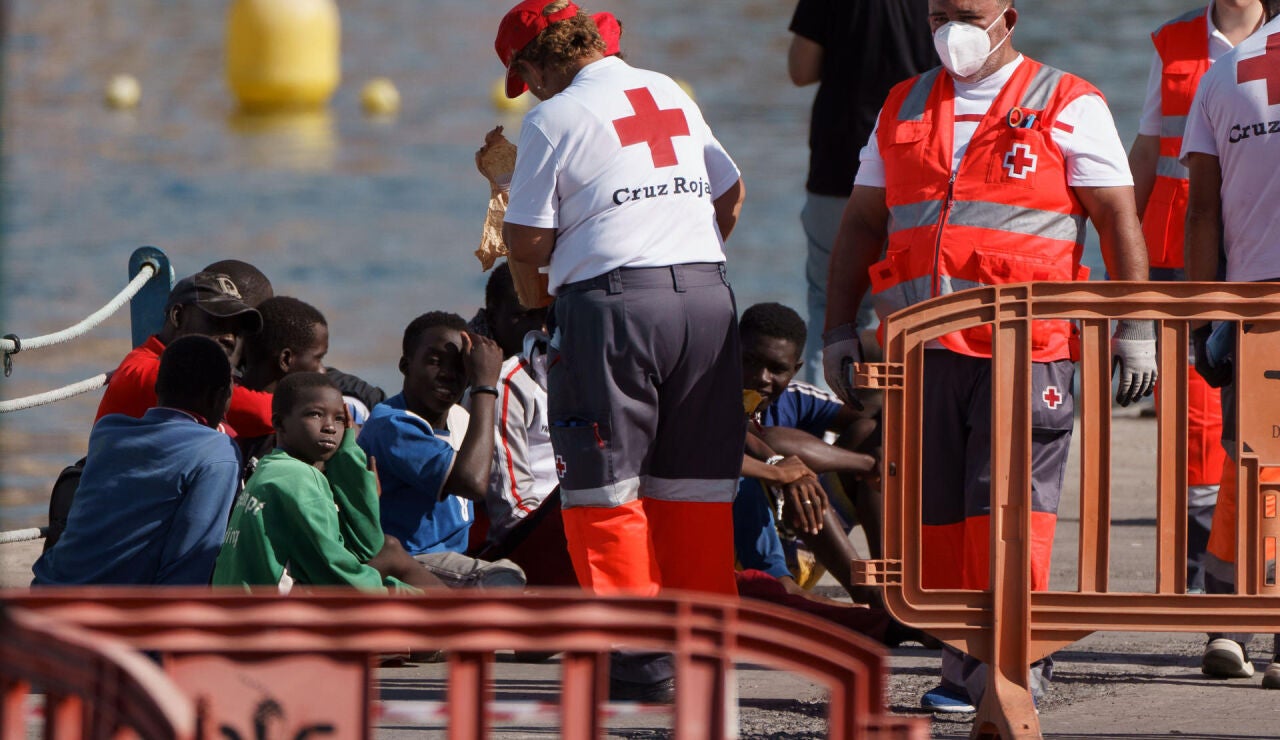 Un ni&ntilde;o, en el grupo de inmigrantes llegado en cayuco a Canarias