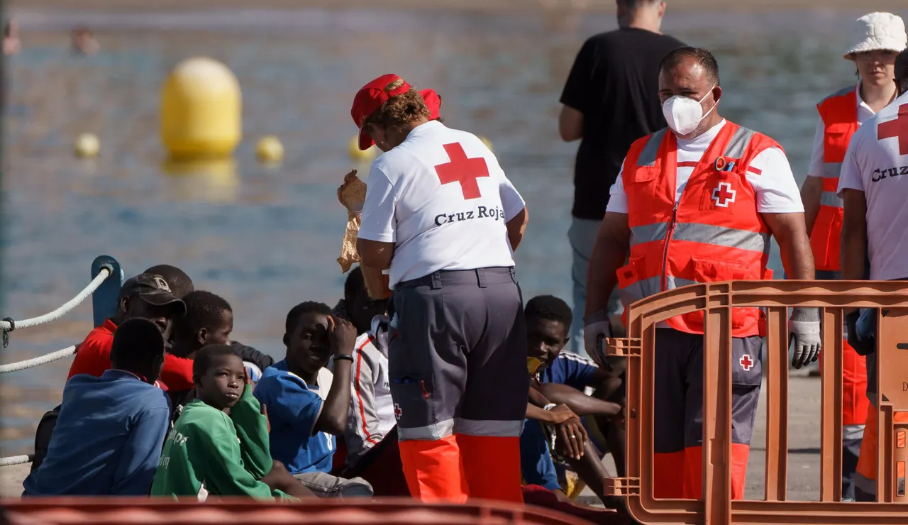Un niño, en el grupo de inmigrantes llegado en cayuco a Canarias