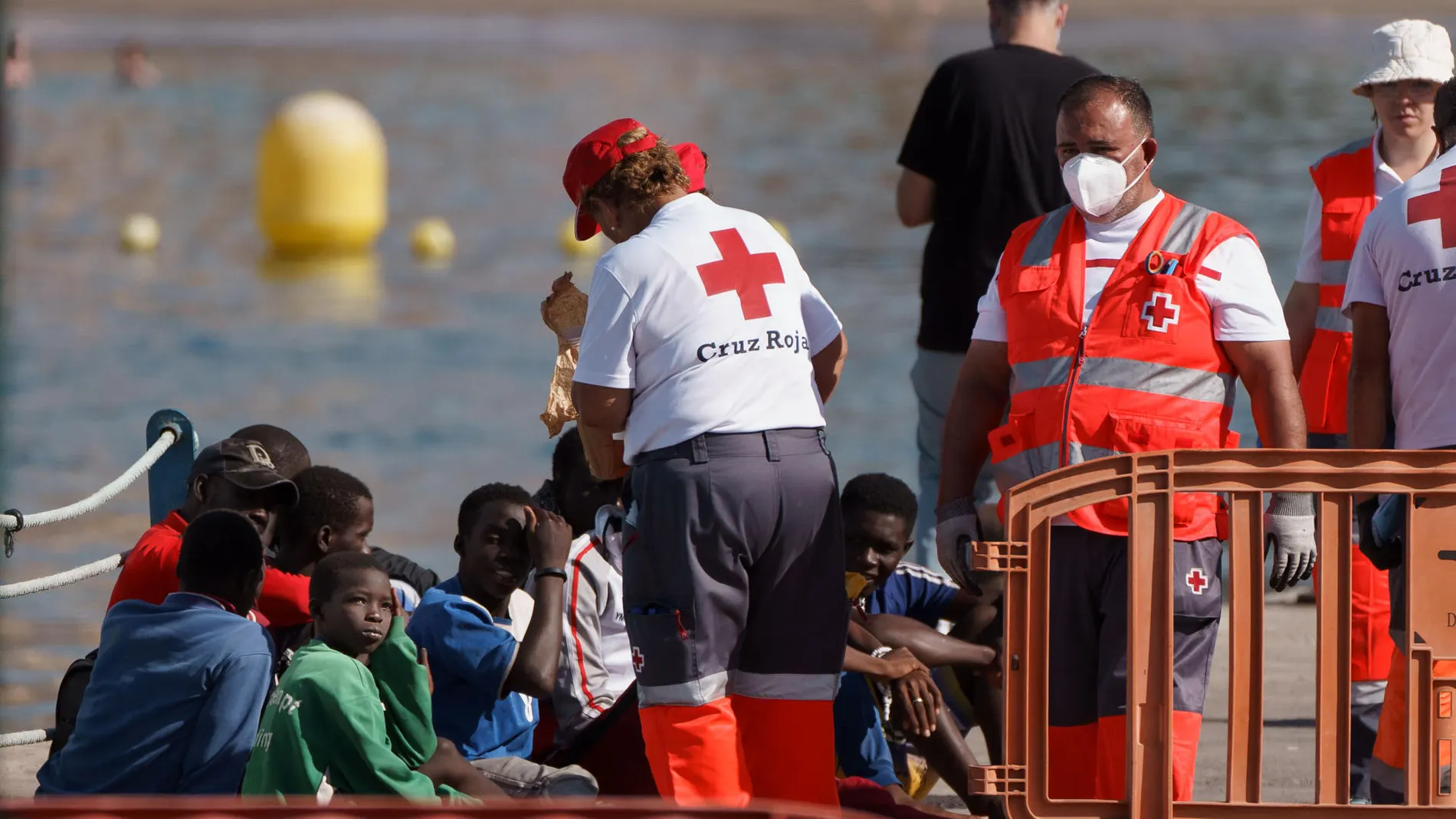 Un niño, en el grupo de inmigrantes llegado en cayuco a Canarias Un niño, en el grupo de inmigrantes llegado en cayuco a Canarias
