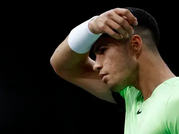 Carlos Alcaraz en el partido ante Roman Safiullin en el Masters de París Carlos Alcaraz en el partido ante Roman Safiullin en el Masters de París