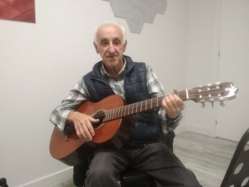 Paco, vecino de Ourense que está aprendiendo a tocar la guitarra a los 80 años