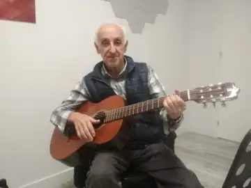 Paco, vecino de Ourense que está aprendiendo a tocar la guitarra a los 80 años Paco, vecino de Ourense que está aprendiendo a tocar la guitarra a los 80 años