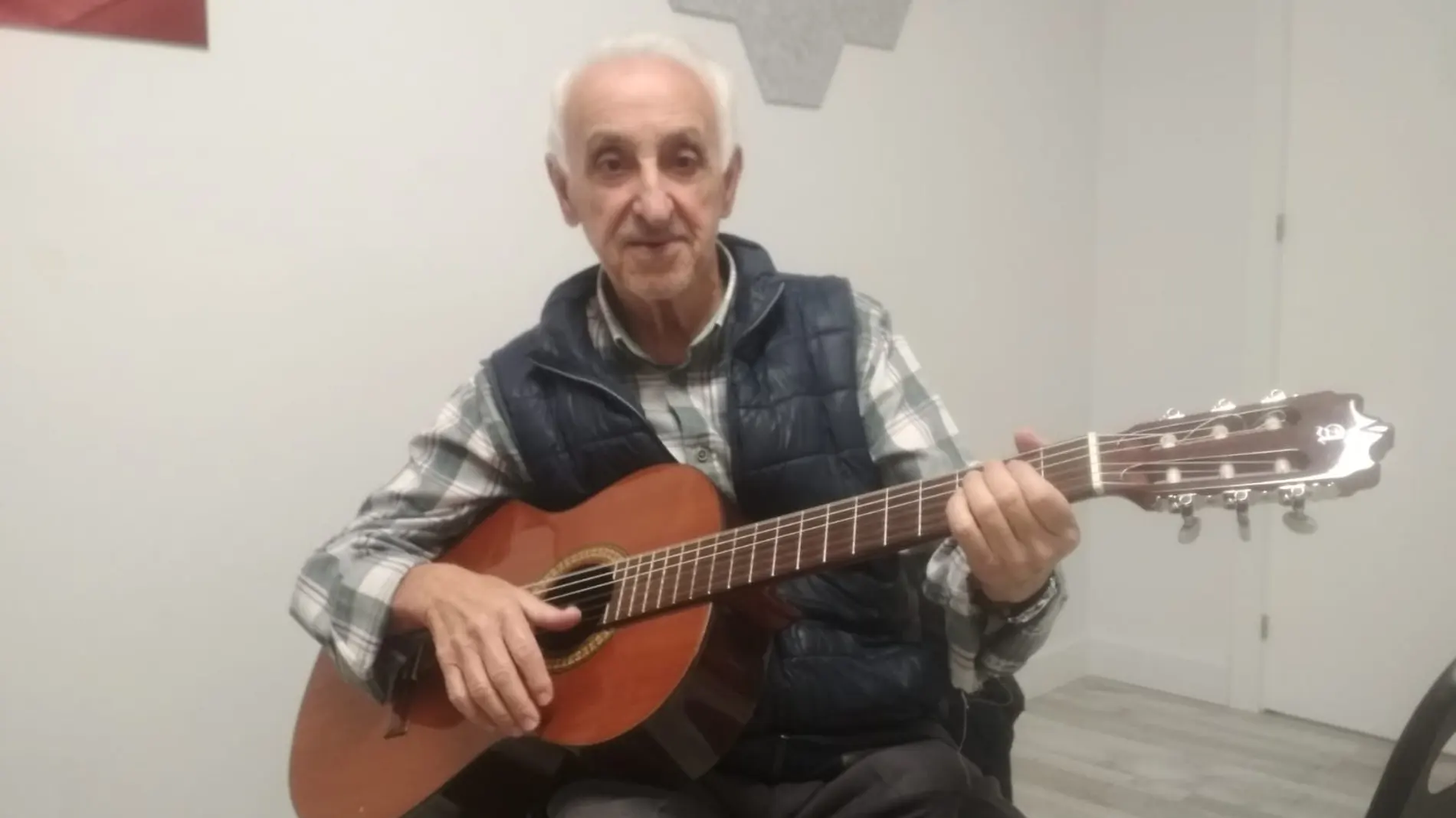 Paco, vecino de Ourense que está aprendiendo a tocar la guitarra a los 80 años
