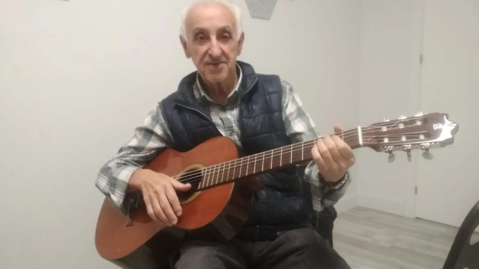 Paco, vecino de Ourense que est&aacute; aprendiendo a tocar la guitarra a los 80 a&ntilde;os