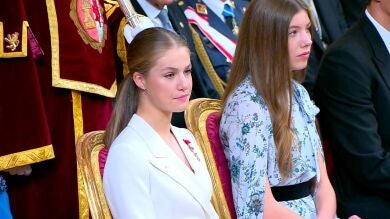  Todos los detalles del vestuario en la jura de la Constitución de la princesa Leonor: 