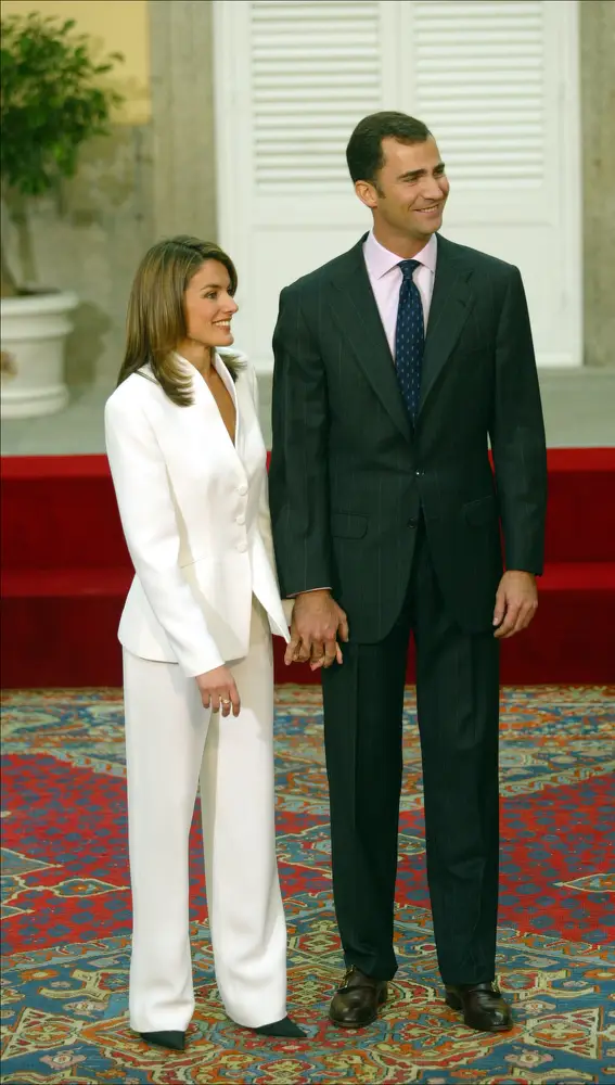 Felipe VI y Letizia anunciando su compromiso
