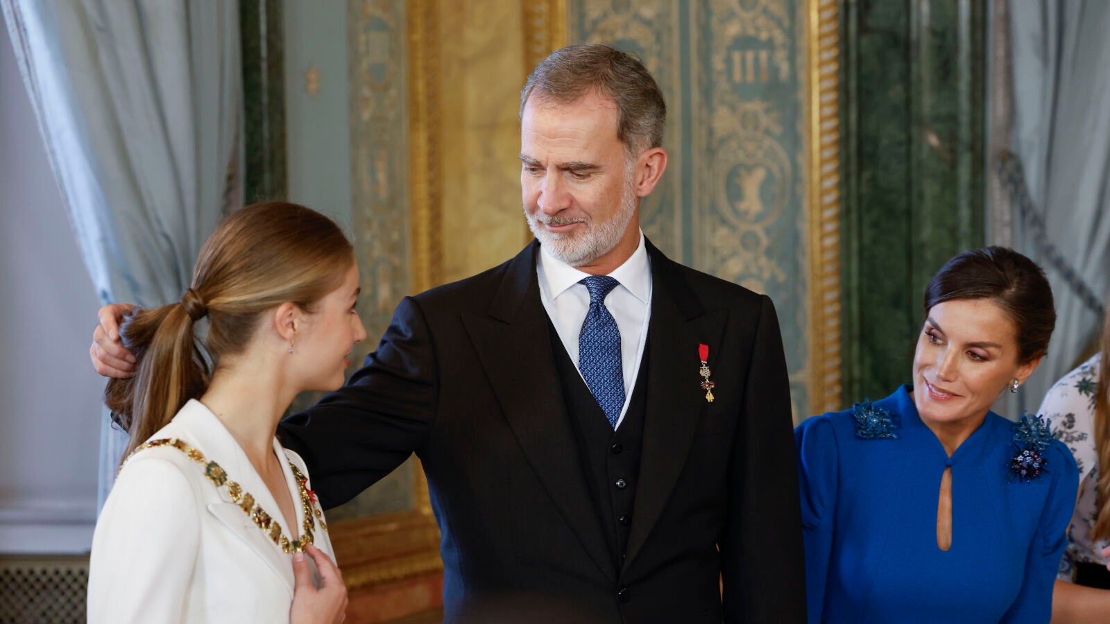 Los reyes Felipe y Letizia sacan su lado más paternal con la princesa Leonor: Así le han colocado la coleta y las medallas