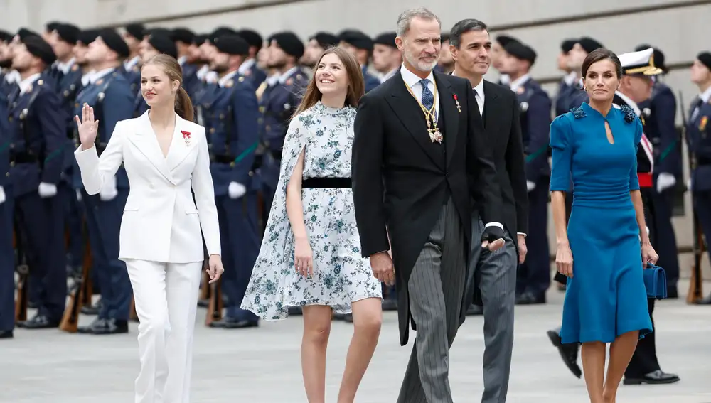Los reyes de España, la princesa Leonor y la infanta Sofía, acompañados por el presidente del Gobierno, Pedro Sánchez, a su llegada al Congreso de los Diputados.
