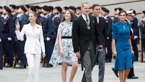 Los reyes de España, la princesa Leonor y la infanta Sofía, acompañados por el presidente del Gobierno, Pedro Sánchez, a su llegada al Congreso de los Diputados. Los reyes de España, la princesa Leonor y la infanta Sofía, acompañados por el presidente del Gobierno, Pedro Sánchez, a su llegada al Congreso de los Diputados.