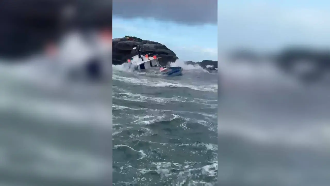 Pesquero naufragado en Muros Pesquero naufragado en Muros