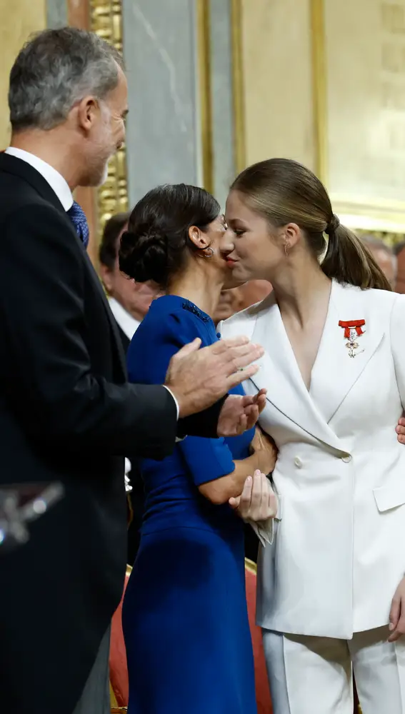 La reina Letizia le da un beso a la princesa Leonor
