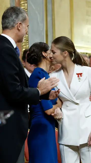 La reina Letizia le da un beso a la princesa Leonor La reina Letizia le da un beso a la princesa Leonor