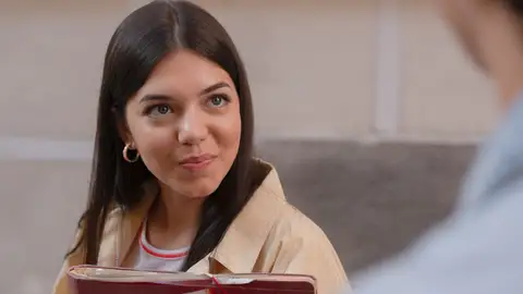 Malena y Curro vuelven a encontrarse y deciden dejar atrás el pasado: “Ya está todo olvidado” Malena y Curro vuelven a encontrarse y deciden dejar atrás el pasado: “Ya está todo olvidado”