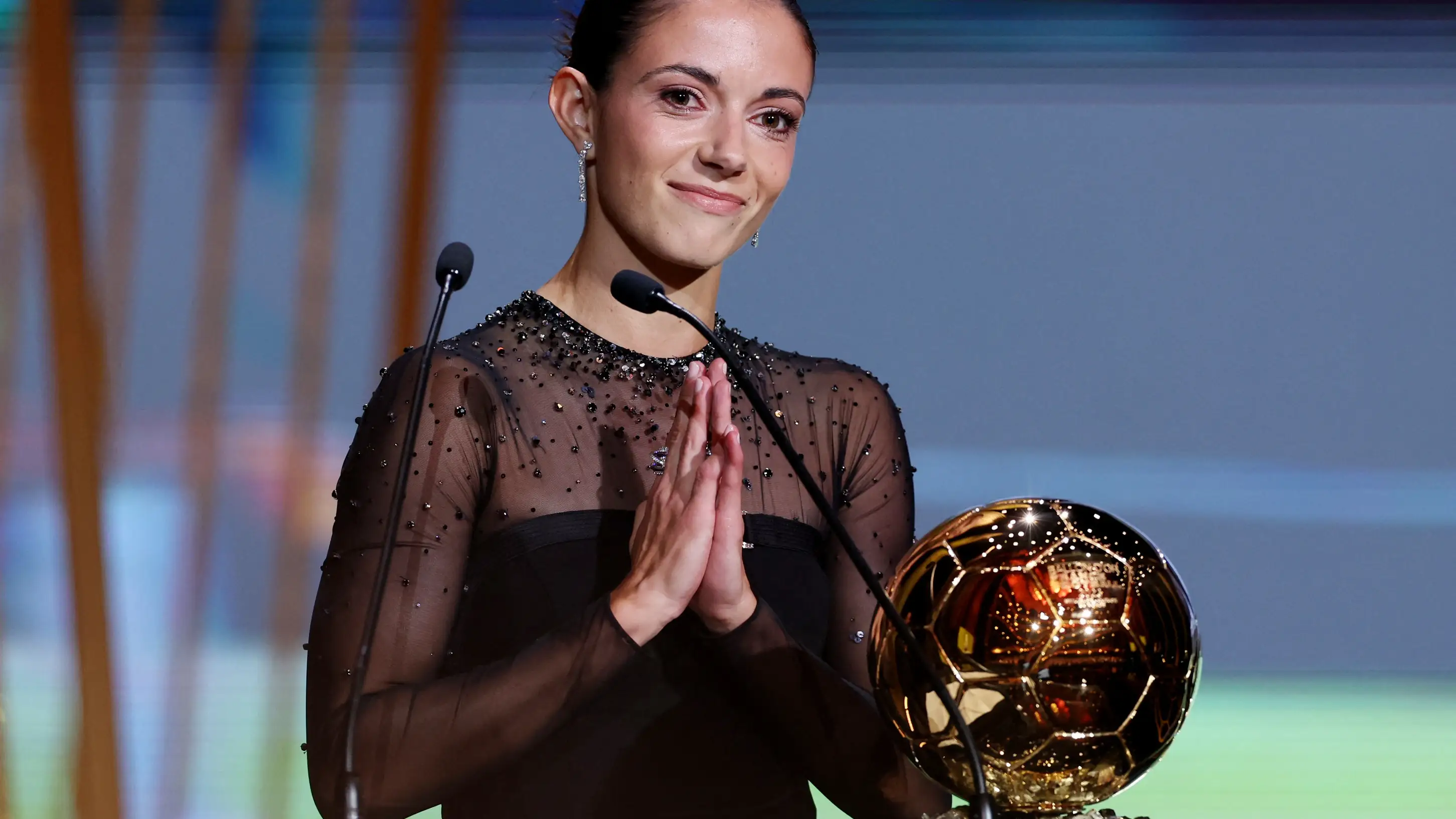 Aitana Bonmat&iacute;, tras recibir el Bal&oacute;n de Oro en Par&iacute;s