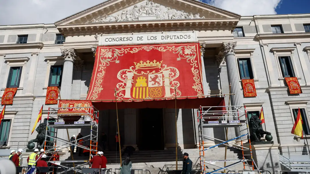 El baldaquino que luce en el atrio de la Puerta de los Leones