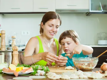 Una madre cocina con su hijo Una madre cocina con su hijo