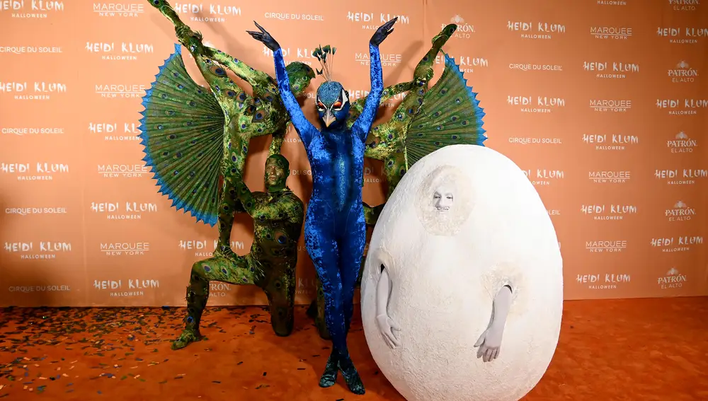 Heidi Klum disfrazada de pavo real en Halloween y su marido de huevo