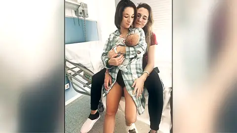 Azahara y Estefanía junto al recién nacido Antena 3 Noticias
