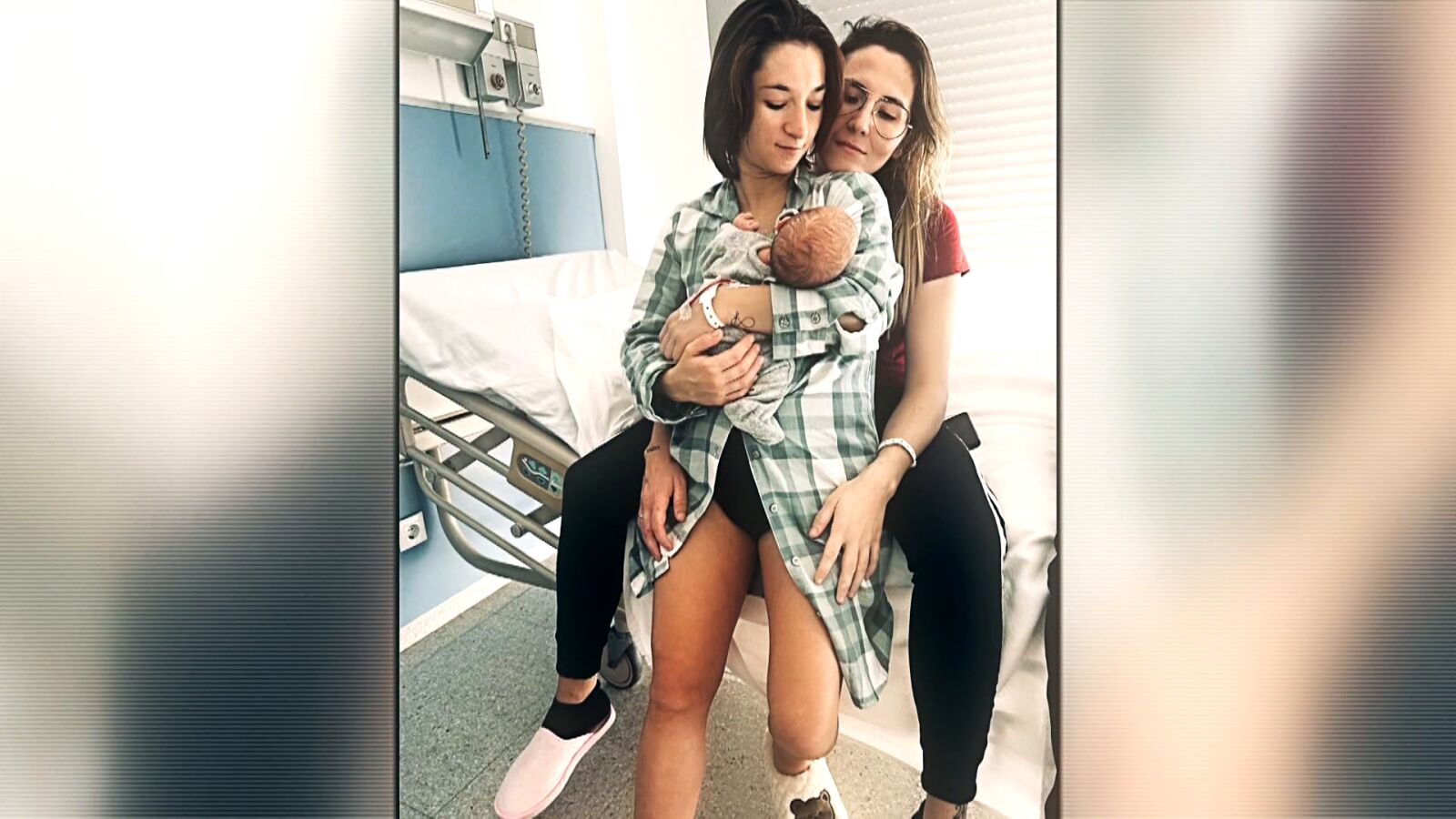 Nace en España Derek, el primer bebé de Europa gestado por sus dos madres